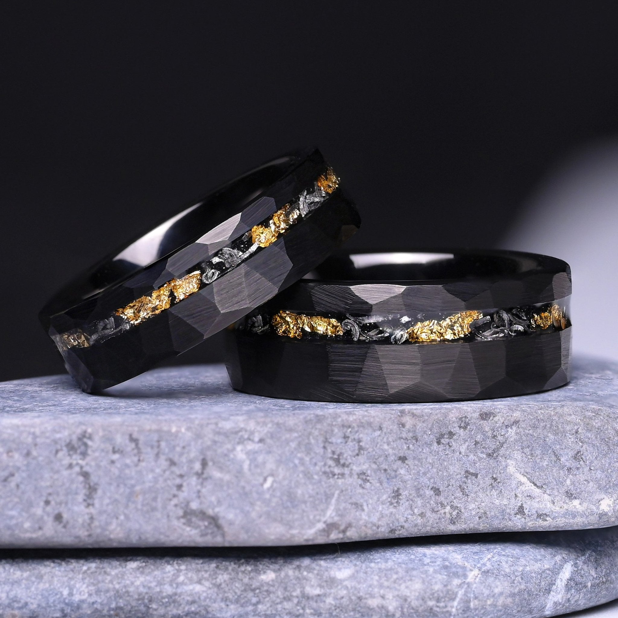 Ringe für Paare aus schwarzem Wolfram mit 24k Blattgold und Meteoriteneinlage