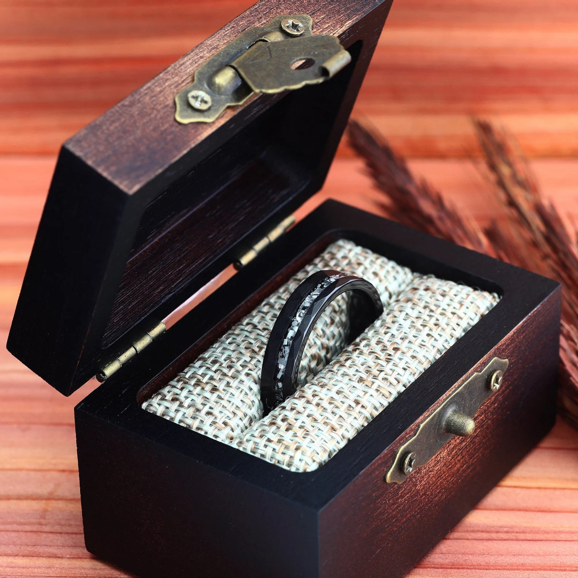 Schmied-Schwarz-Hammered-Ring-für-Paare-Wolfram-Ring-Meteoriteneinlage-Monettoringe