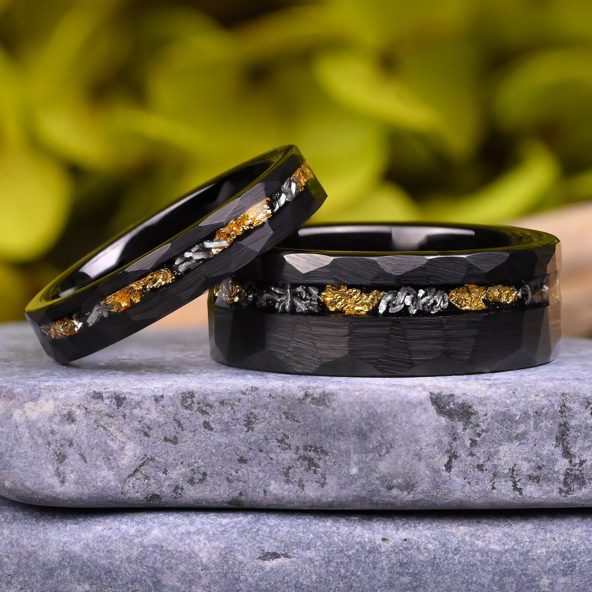 Ringe für Paare aus schwarzem Wolfram mit 24k Blattgold und Meteoriteneinlage - 8mm und 6mm