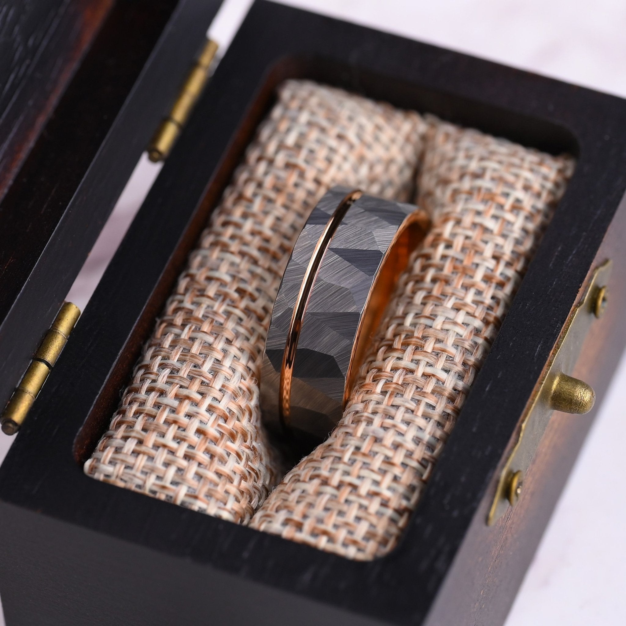 Hölzerne antike Ring-Box mit langlebigen Wolfram Ring