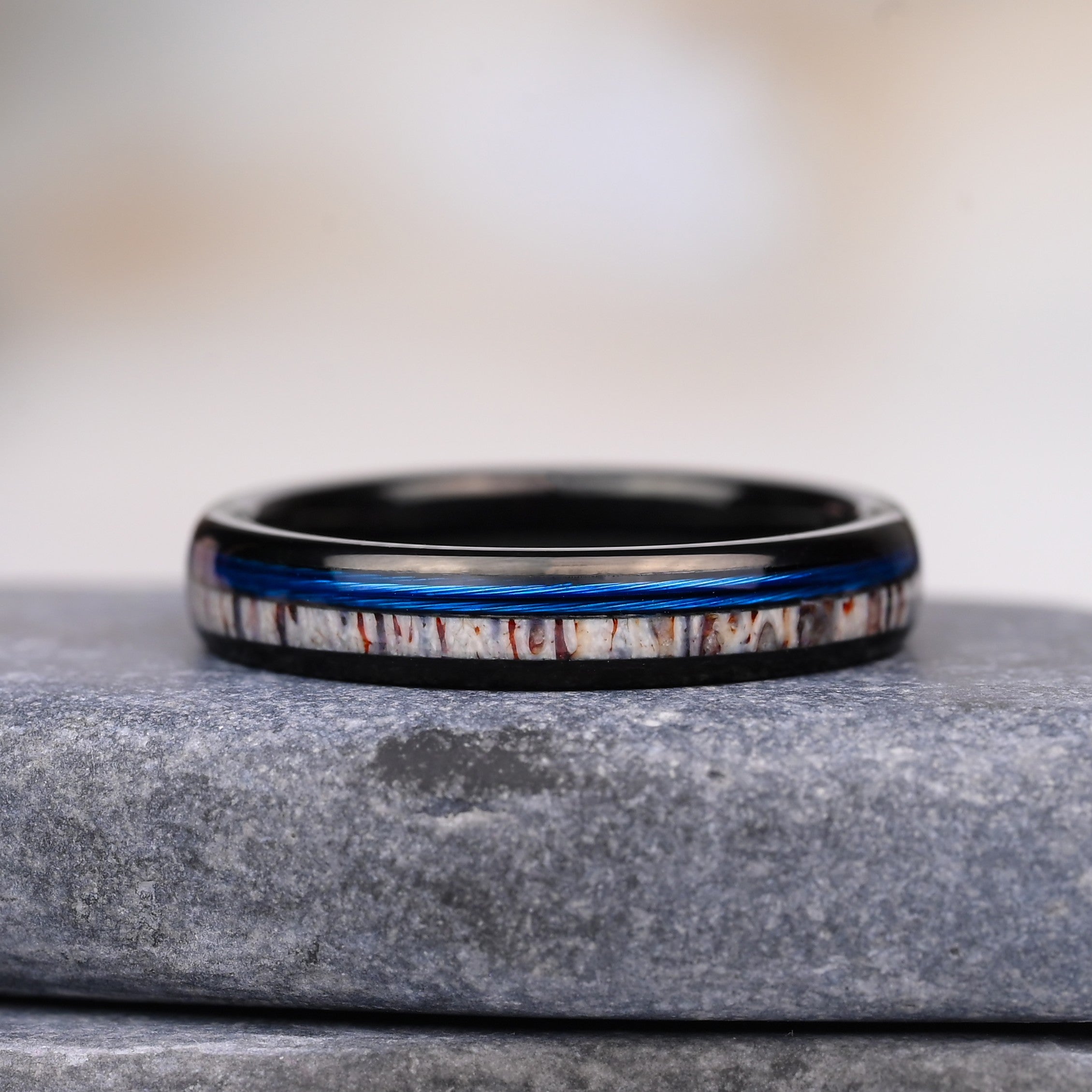 Fischerin – Ringe für Damen – Wolframring – Grüne Angelschnur und Geweih-Intarsien – Jubiläumsring, Ehering – Monetto Ringe