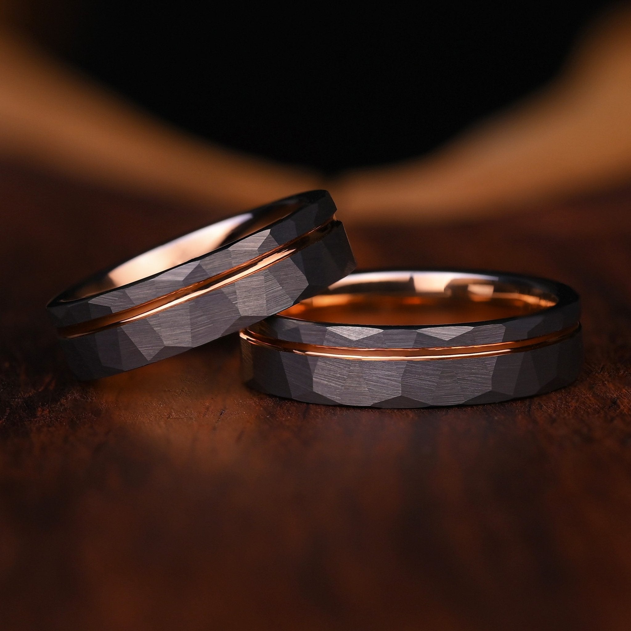 Silberring für Paare mit Roségoldstreifen und einzigartigem Design