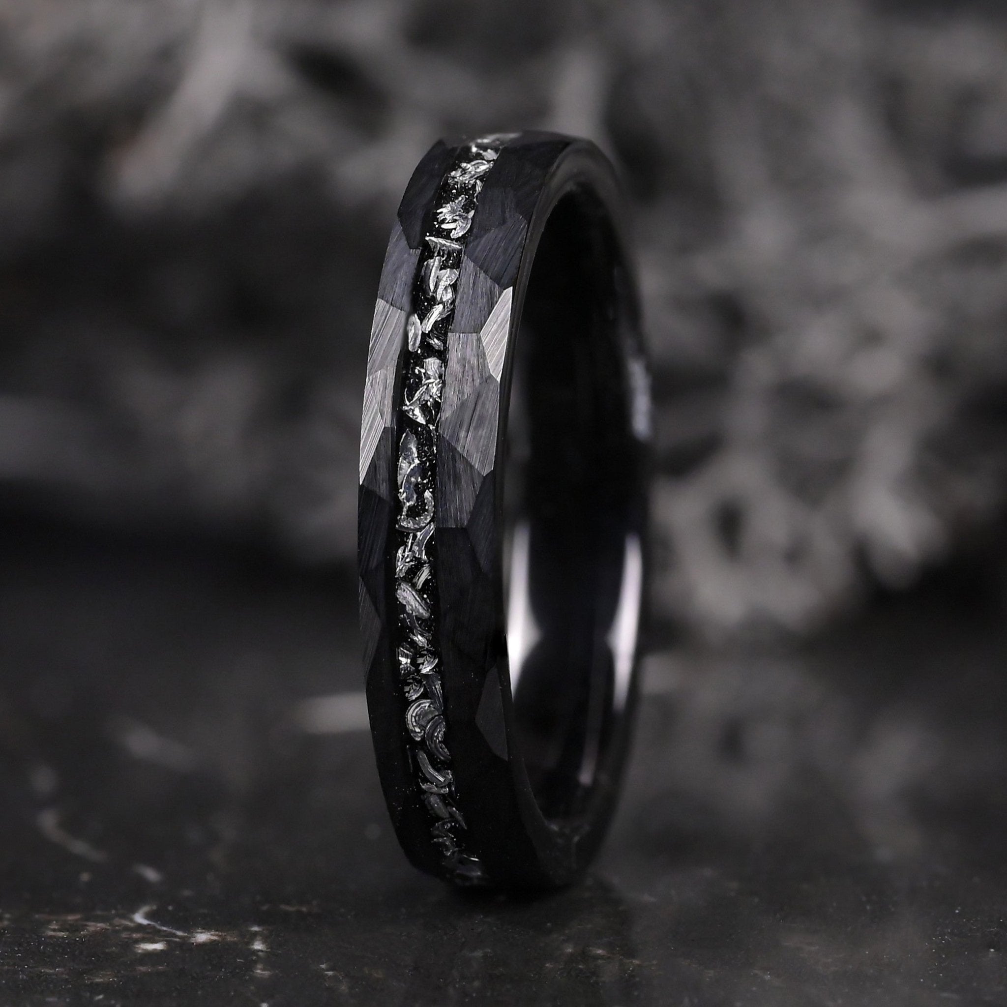 Ringe für Damen aus schwarzem Wolfram mit Meteoriteneinlage