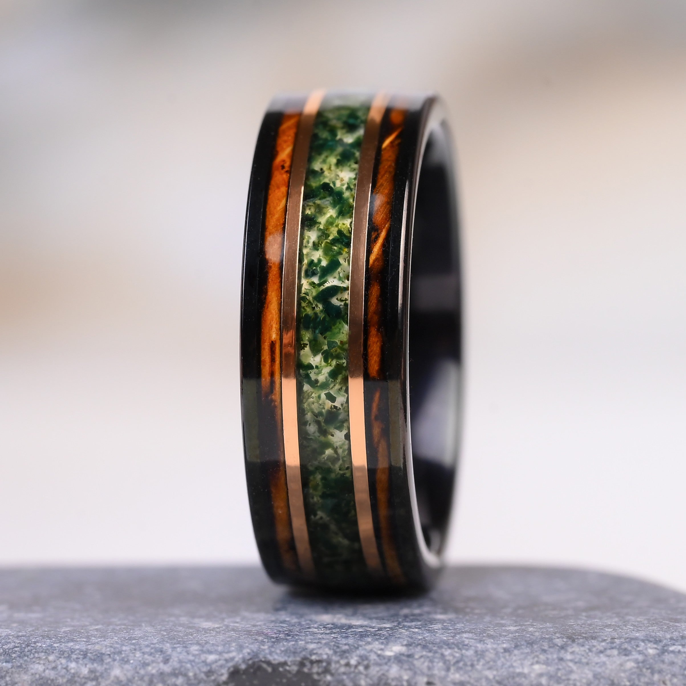 Waldgold – Ringe für Manner – Wolframring – Einlage aus grünem Moosachat – Jubiläumsring, Ehering – Monetto-Ringe