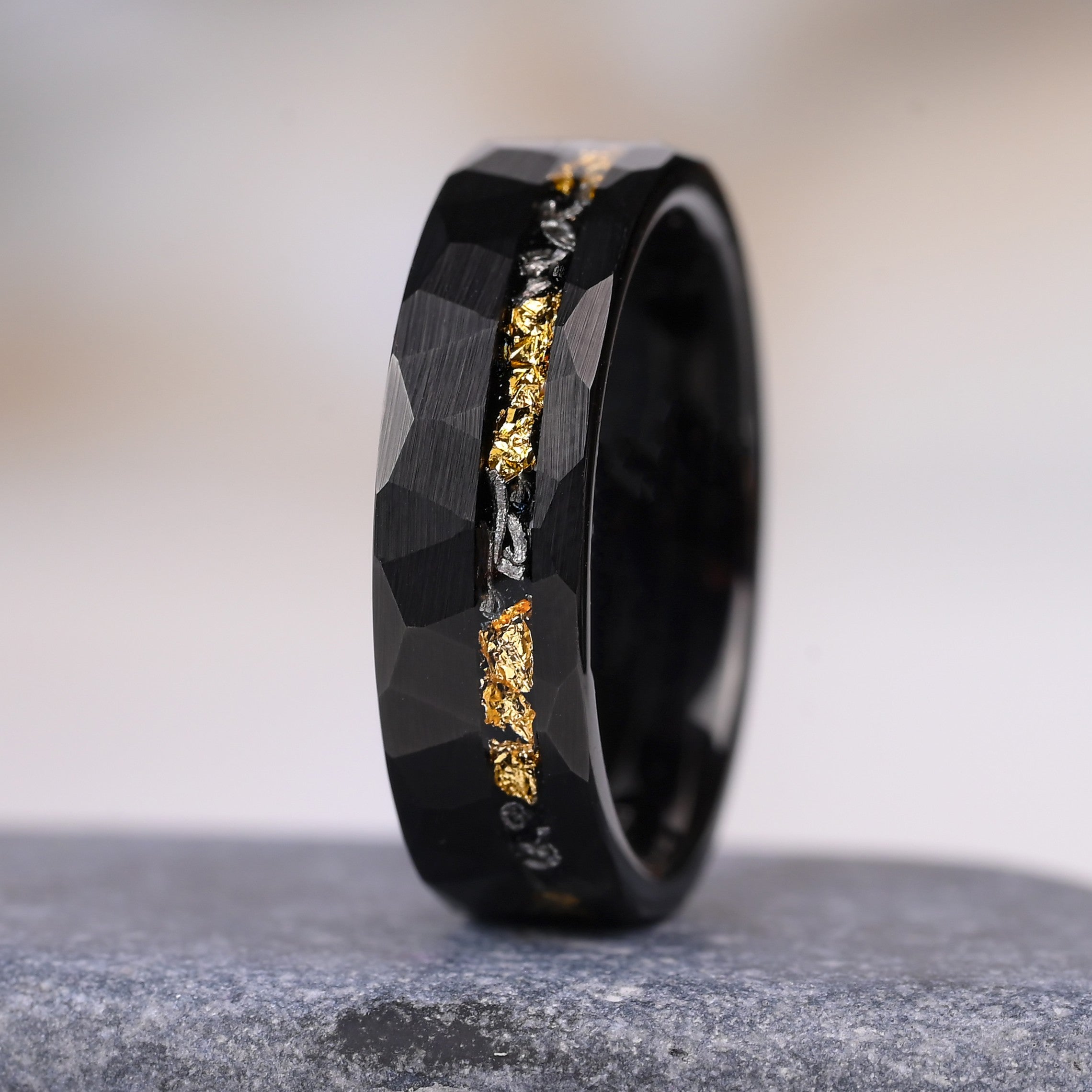 Zeus – Ringe für Herren, Wolframringe – 24 Karat Blattgold und Meteoriteneinlage – Jubiläumsring, Ehering – Monetto Rings