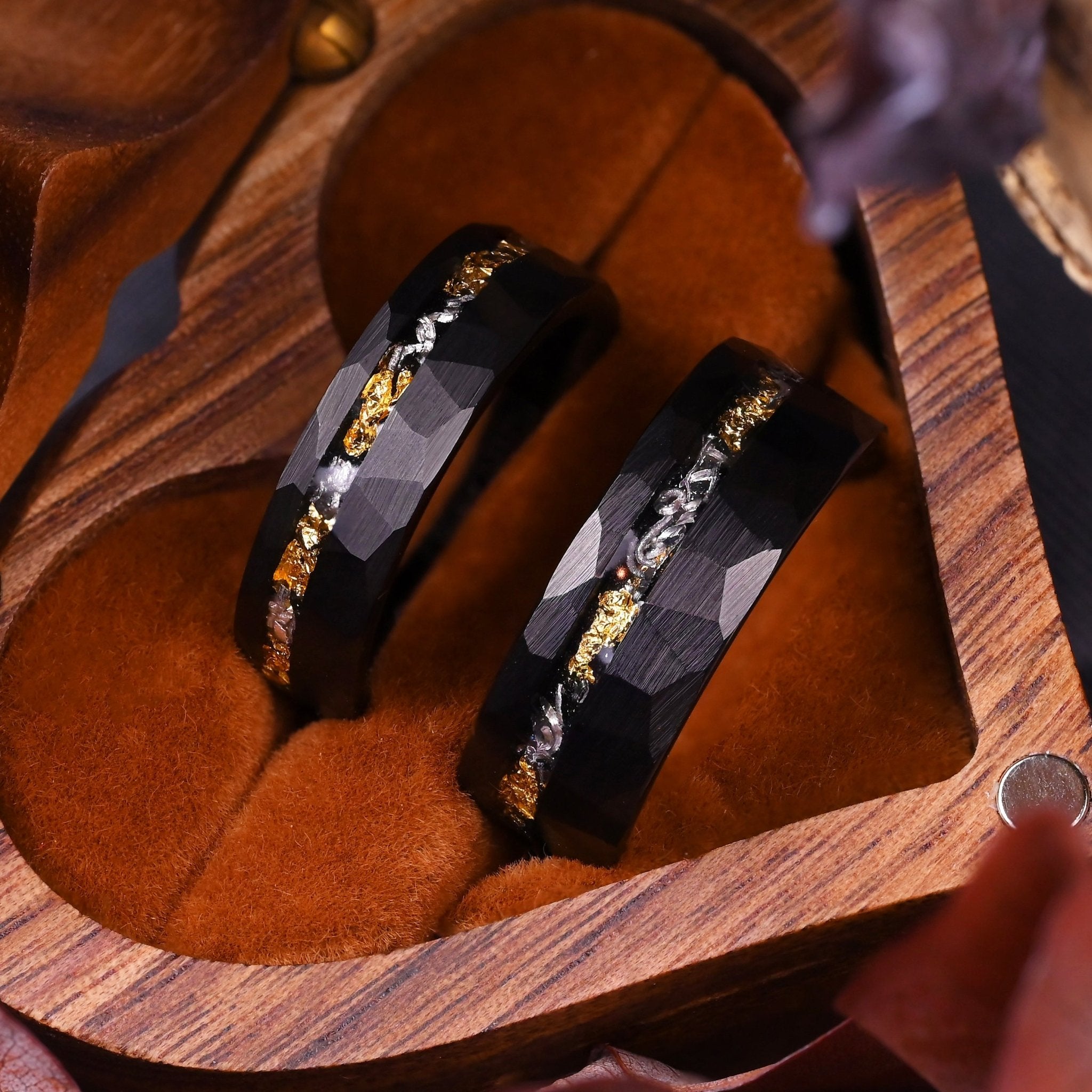 Ringe für Paare aus schwarzem Wolfram mit 24k Blattgold und Meteoriteneinlage
