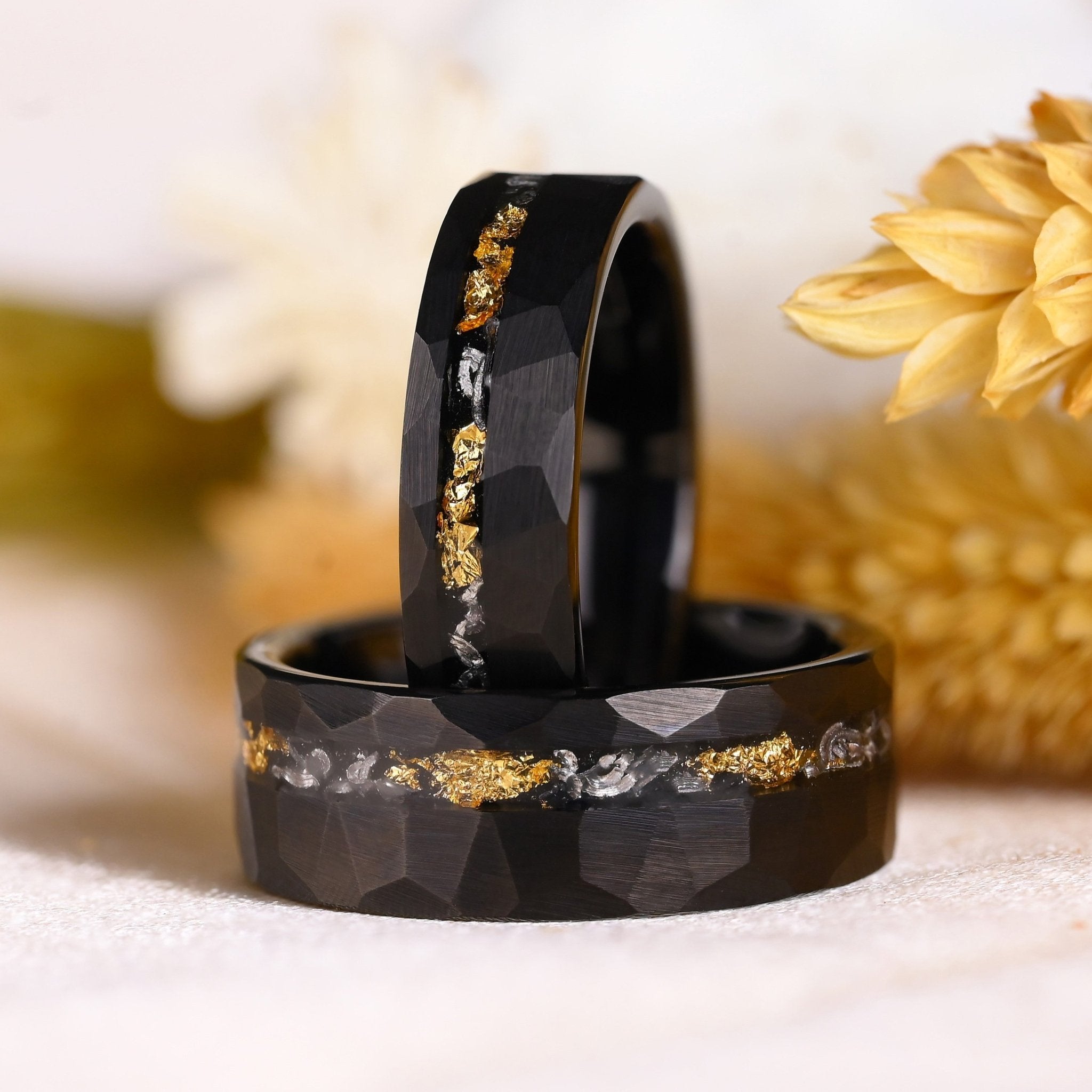 Ringe für Paare aus schwarzem Wolfram mit 24k Blattgold und Meteoriteneinlage