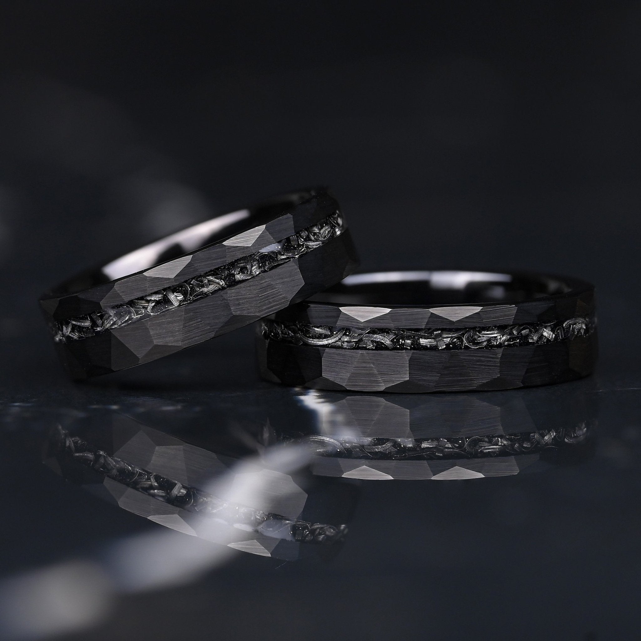 Ringe für Paare aus schwarzem Wolfram mit Meteoriteneinlage