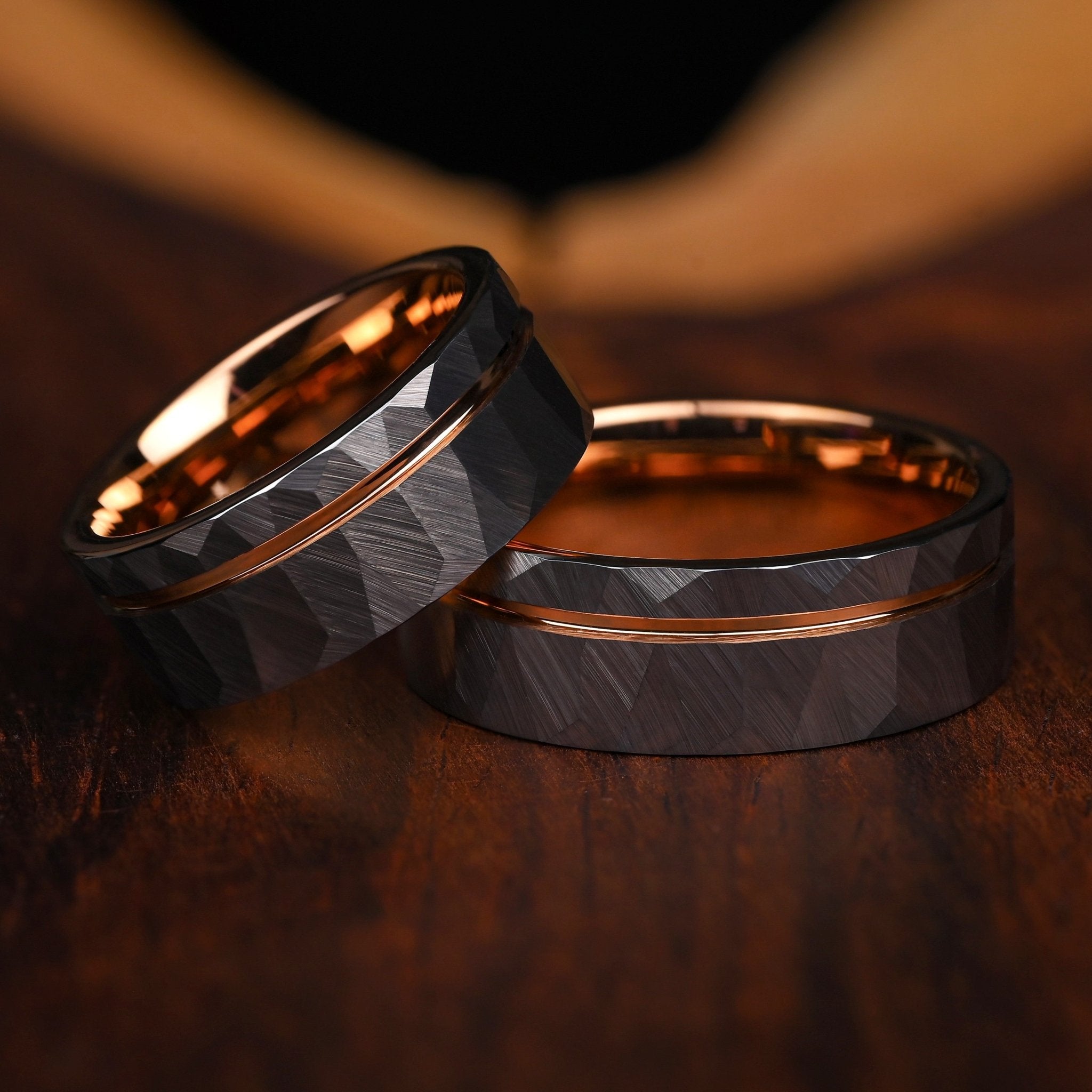 Silberring für Paare mit Roségoldstreifen und dauerhaftem Design