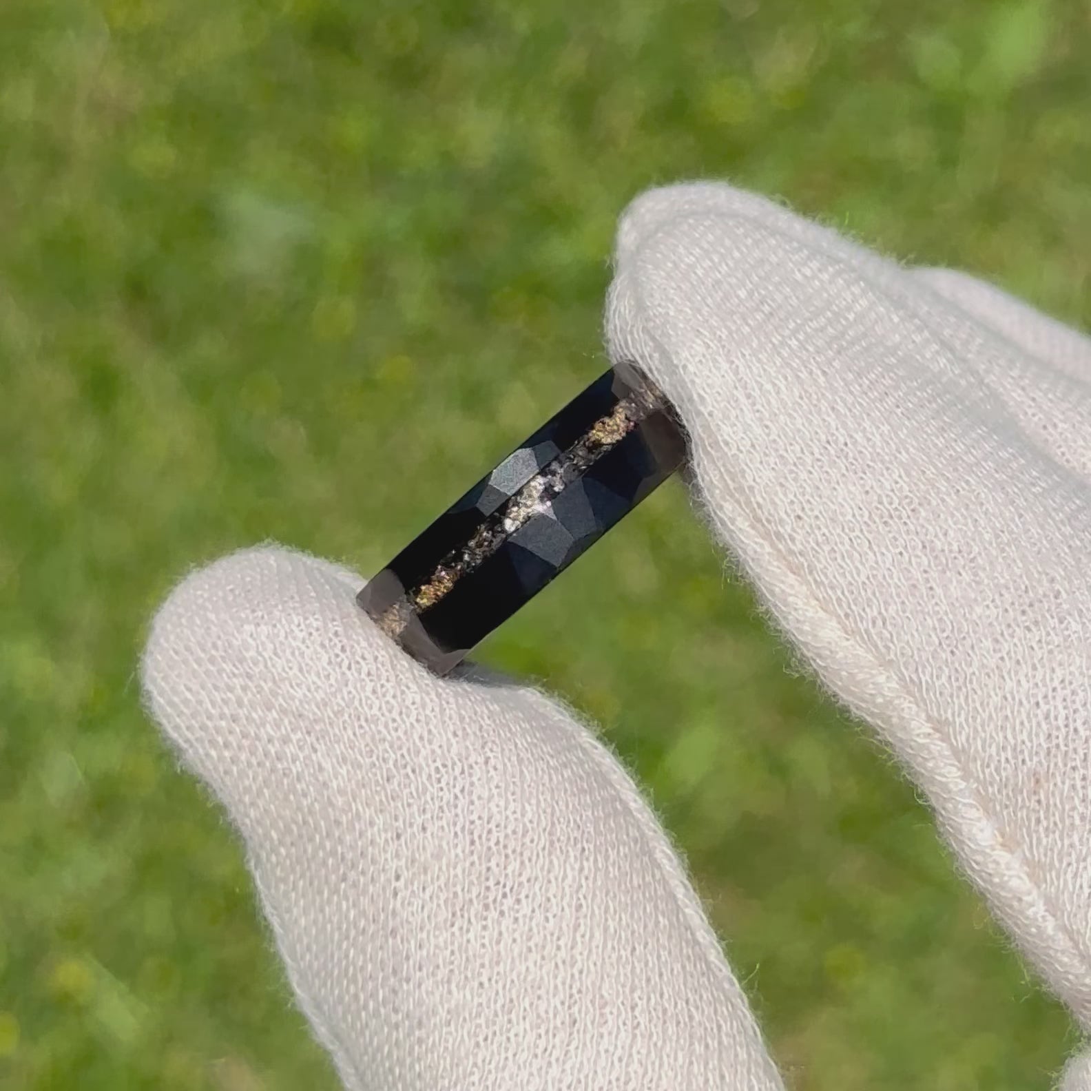 Video von Ringe für Paare aus schwarzem Wolfram mit 24k Blattgold und Meteoriteneinlage