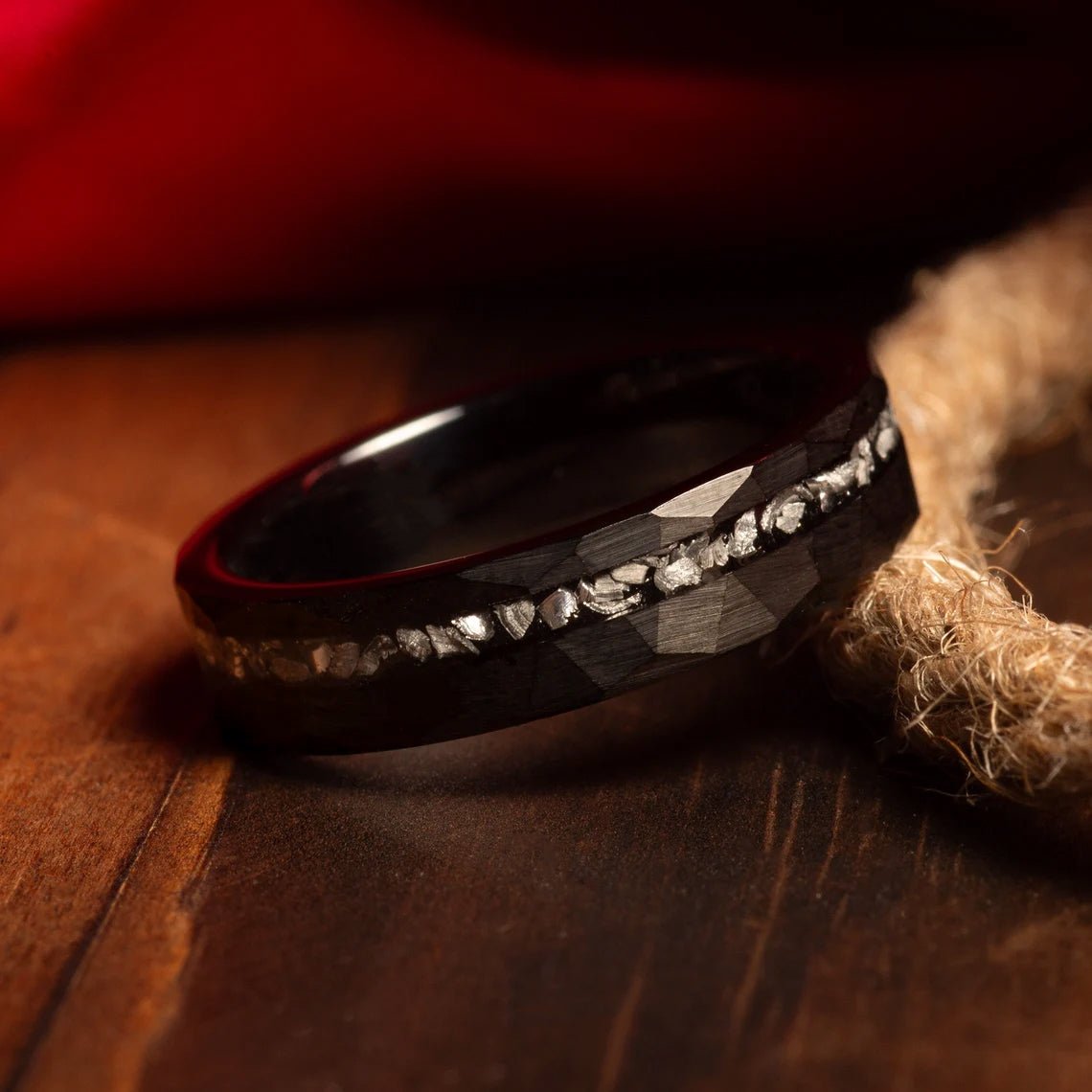 Ring aus schwarzem Wolfram mit Meteoriteneinlage